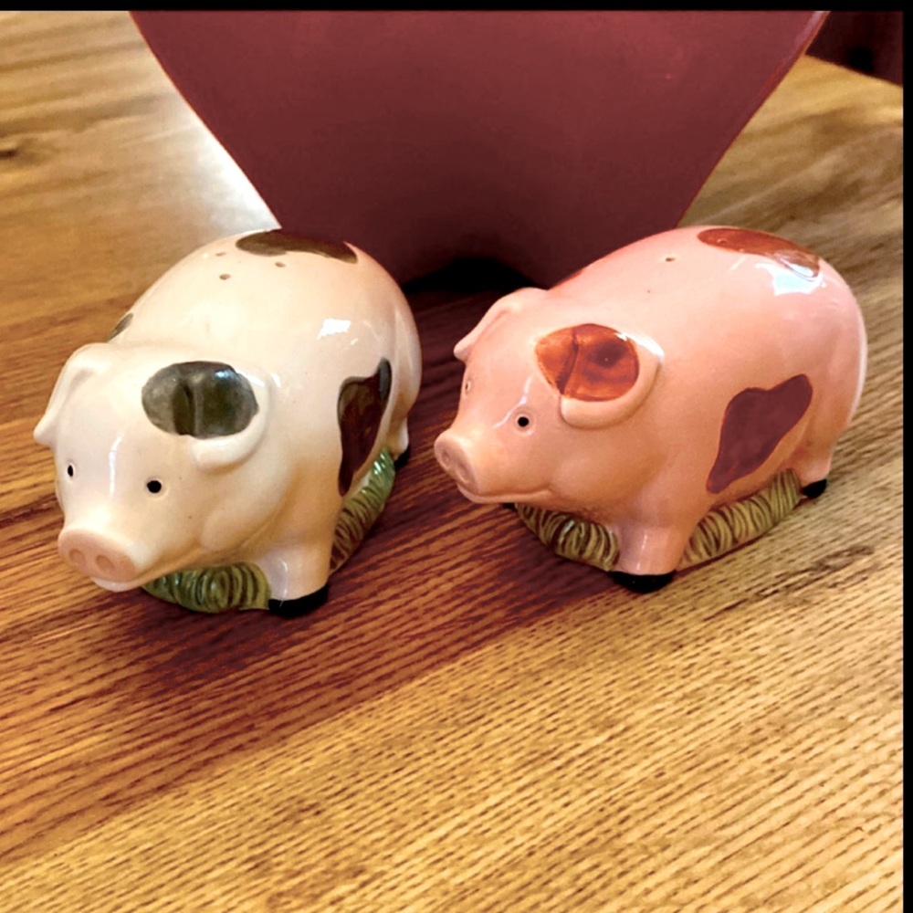 VINTAGE Ceramic Pig Salt & Pepper Shakers Ceramic Pink & White w/STOPPERS
